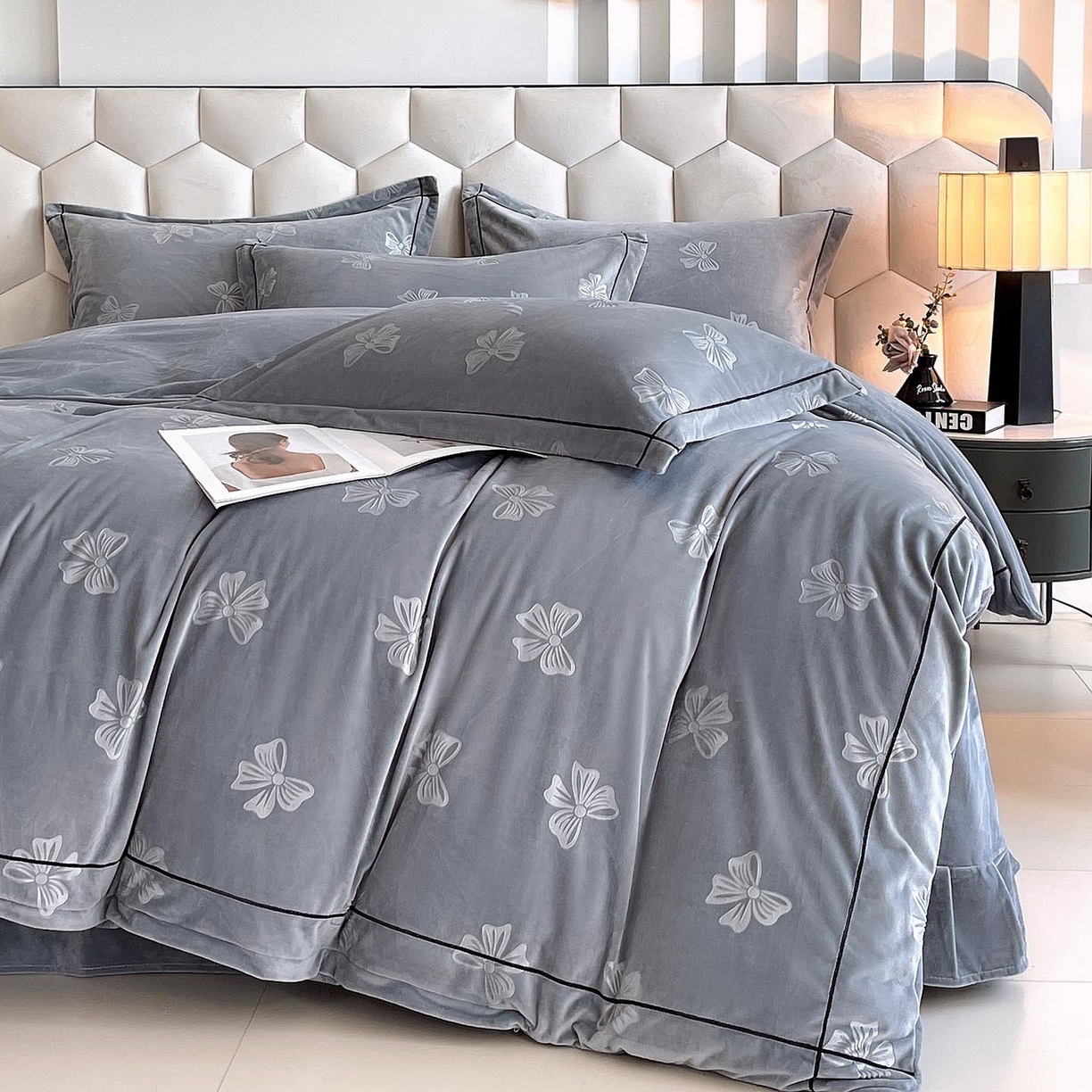 91家纺网 家纺一手货源 找家纺 慕希家纺 2025新款高克重牛奶绒雕花四件套-暮光花园 暮光花园-高级灰