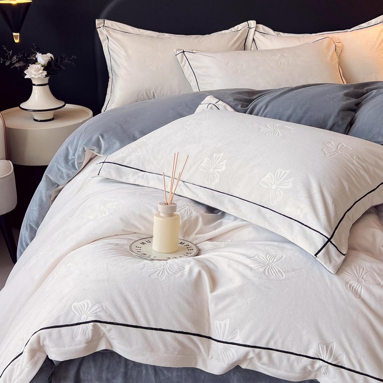 91家纺网 家纺一手货源 找家纺 慕希家纺 2025新款高克重牛奶绒雕花四件套-暮光花园 暮光花园-月光白