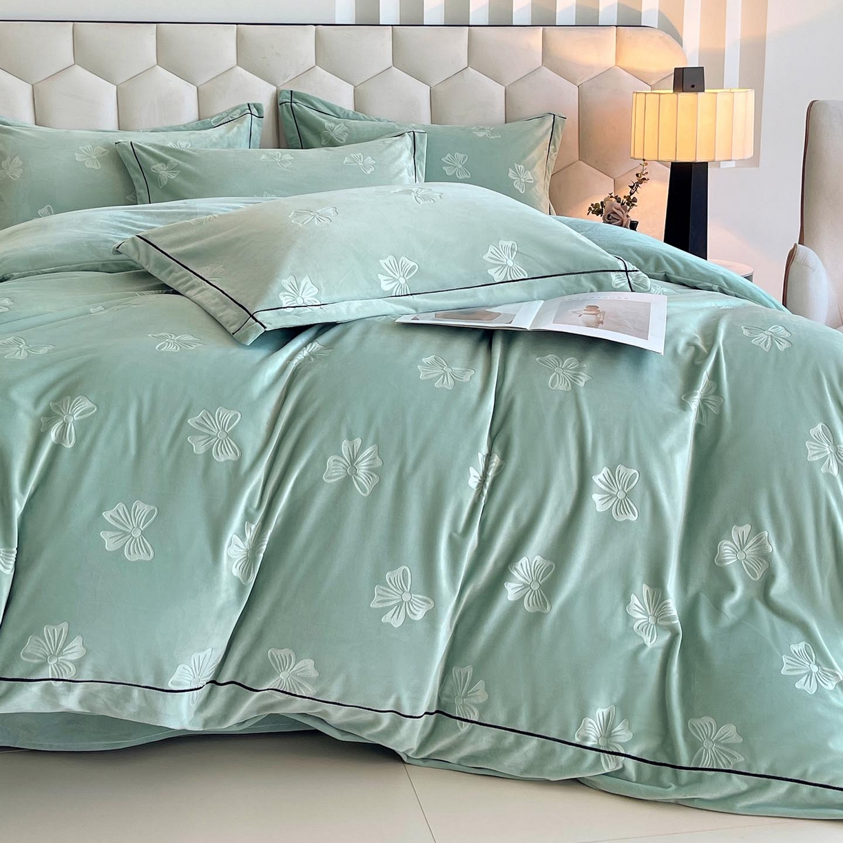 91家纺网 家纺一手货源 找家纺 慕希家纺 2025新款高克重牛奶绒雕花四件套-暮光花园 暮光花园-湖水绿