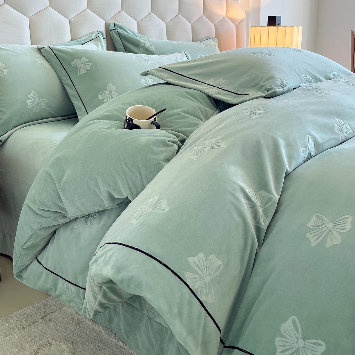 91家纺网 家纺一手货源 找家纺 慕希家纺 2025新款高克重牛奶绒雕花四件套-暮光花园 暮光花园-湖水绿