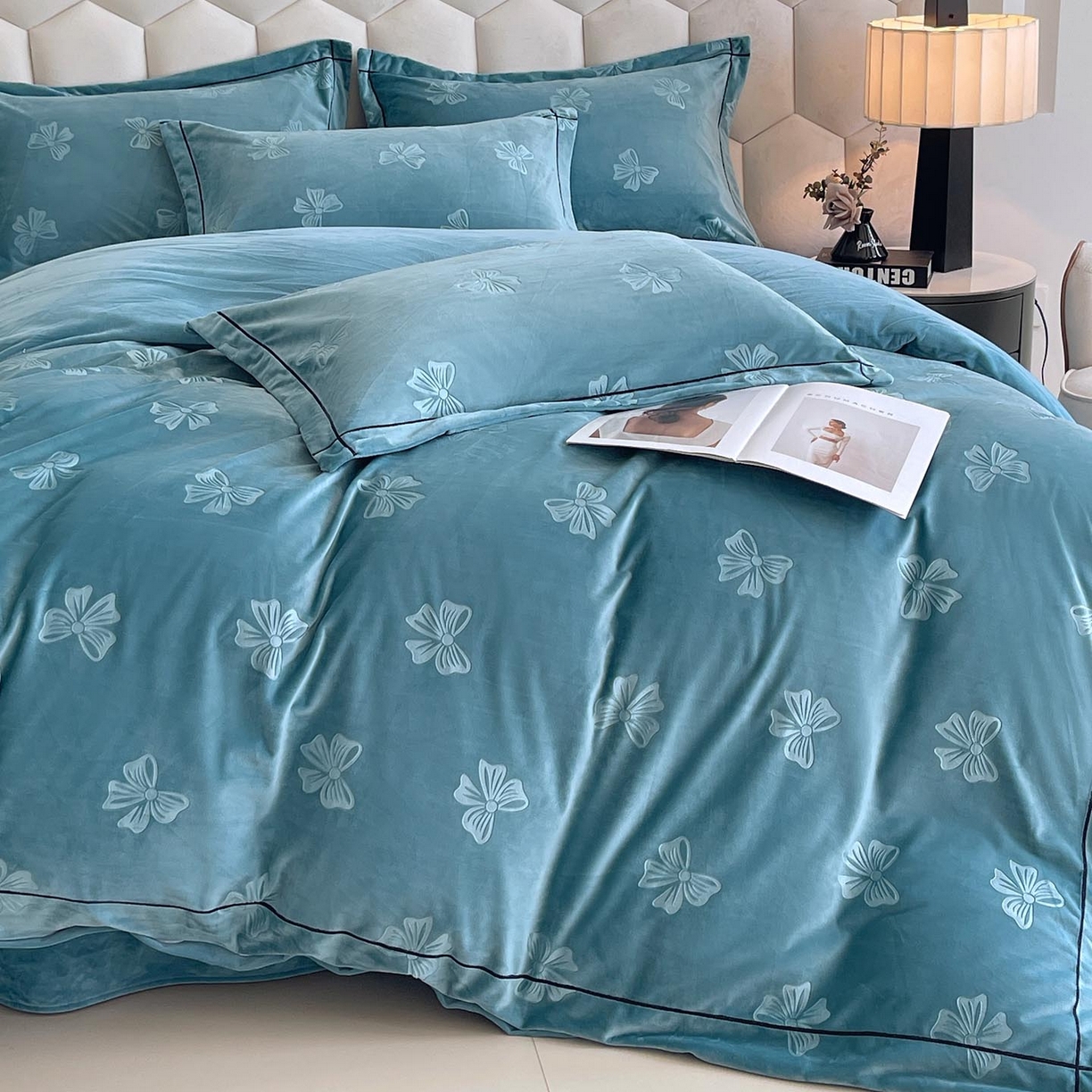 91家纺网 家纺一手货源 找家纺 慕希家纺 2025新款高克重牛奶绒雕花四件套-暮光花园 暮光花园-星月蓝