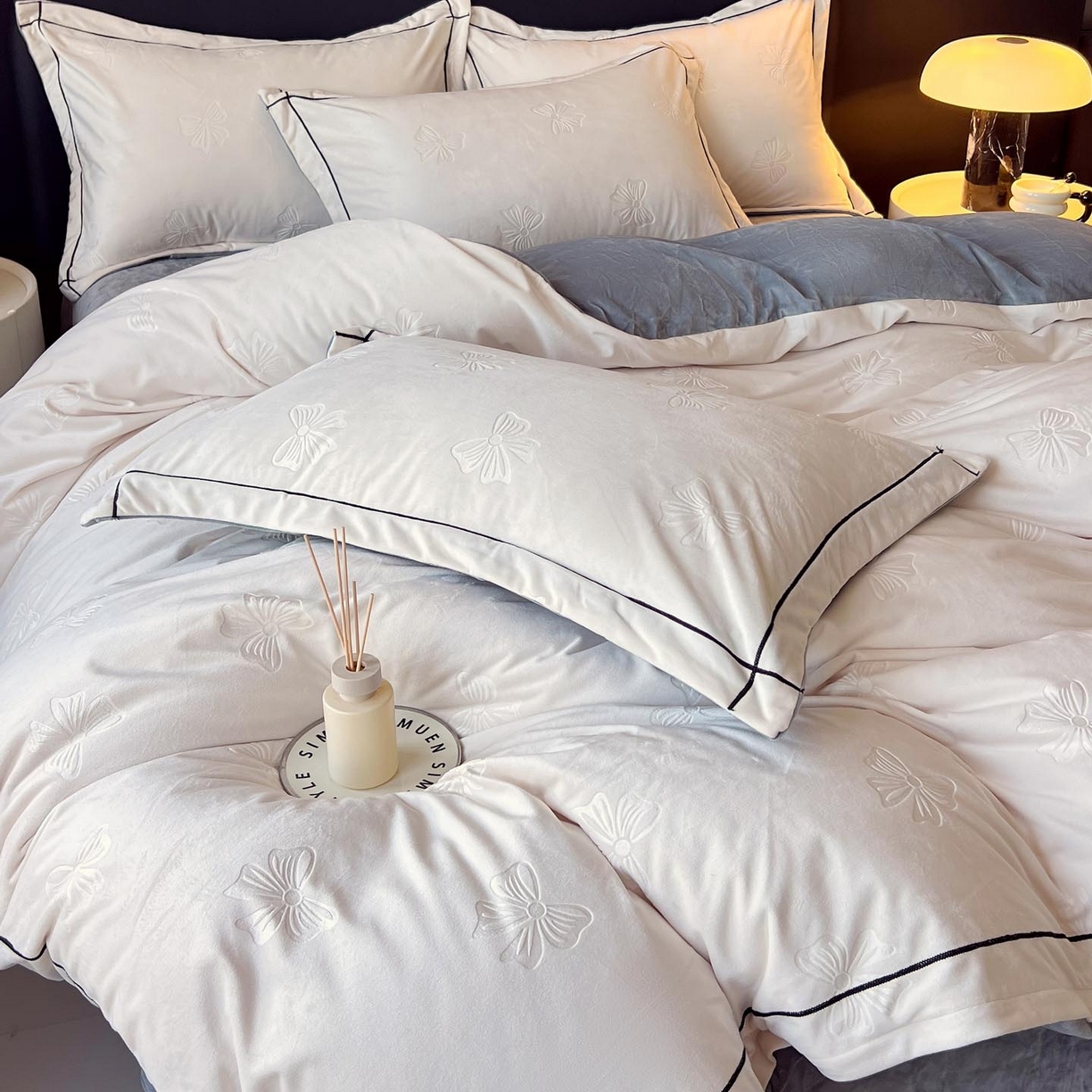 91家纺网 家纺一手货源 找家纺 慕希家纺 2025新款高克重牛奶绒雕花四件套-暮光花园 暮光花园-月光白