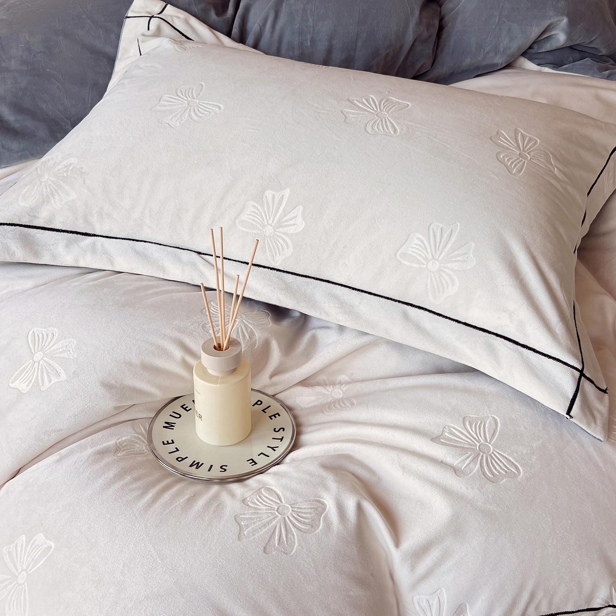 91家纺网 家纺一手货源 找家纺 慕希家纺 2025新款高克重牛奶绒雕花四件套-暮光花园 暮光花园-月光白