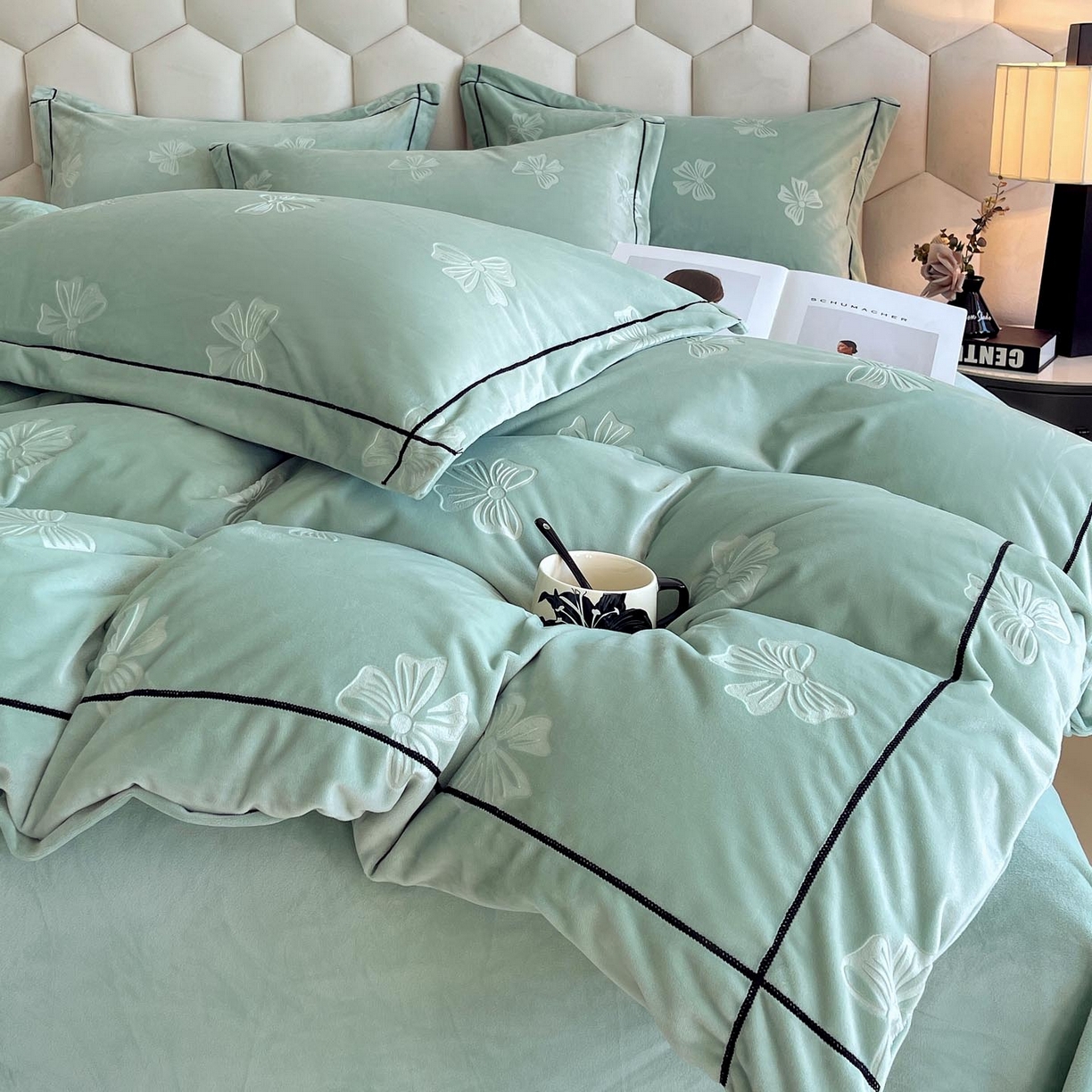 91家纺网 家纺一手货源 找家纺 慕希家纺 2025新款高克重牛奶绒雕花四件套-暮光花园 暮光花园-湖水绿