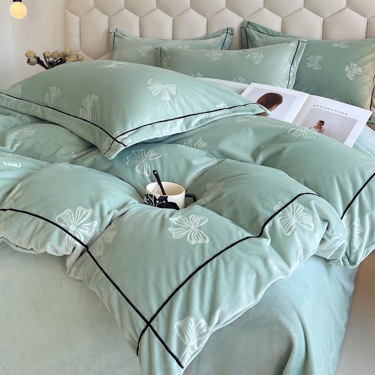 91家纺网 家纺一手货源 找家纺 慕希家纺 2025新款高克重牛奶绒雕花四件套-暮光花园 暮光花园-湖水绿