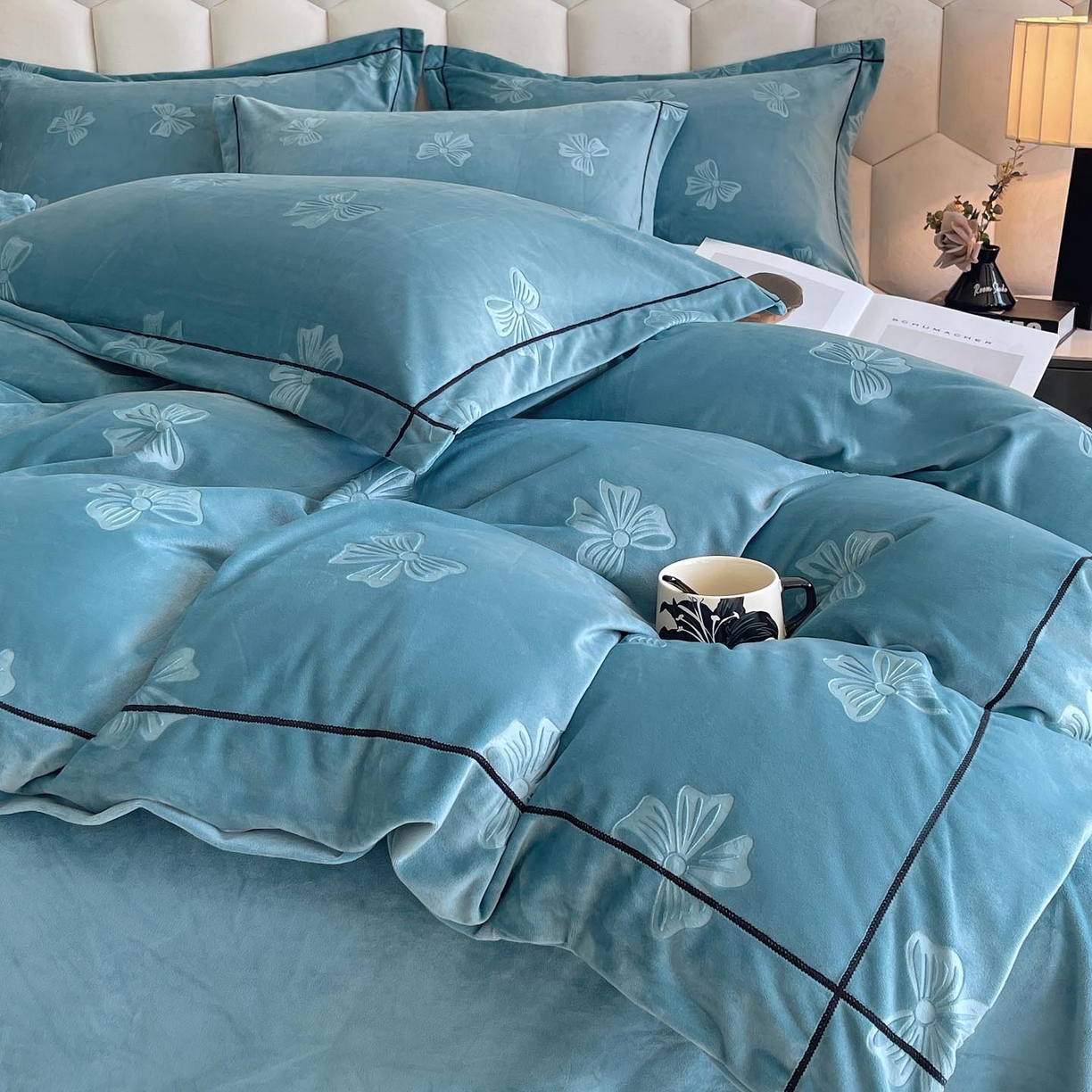 91家纺网 家纺一手货源 找家纺 慕希家纺 2025新款高克重牛奶绒雕花四件套-暮光花园 暮光花园-星月蓝