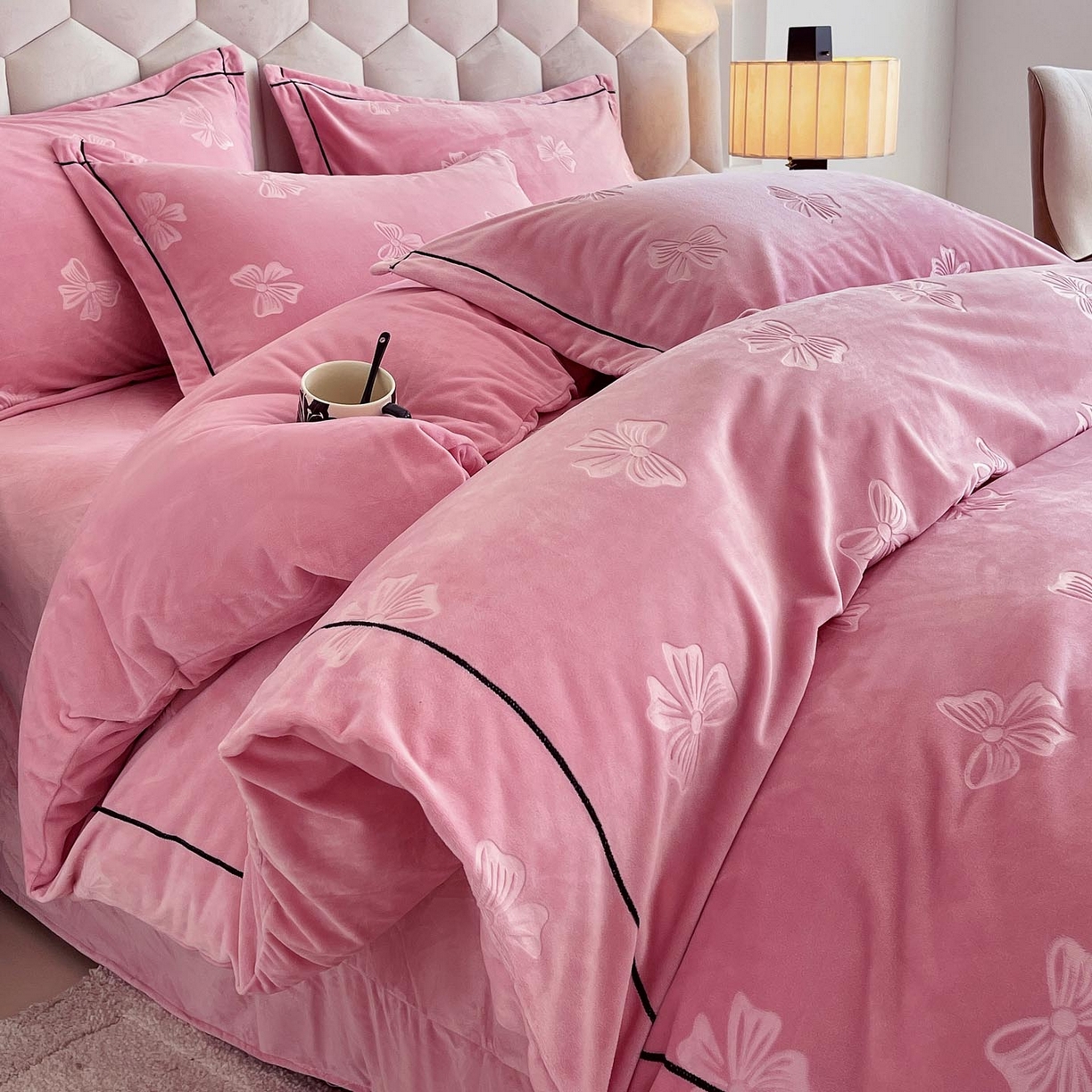 91家纺网 家纺一手货源 找家纺 慕希家纺 2025新款高克重牛奶绒雕花四件套-暮光花园 暮光花园-苏梅粉