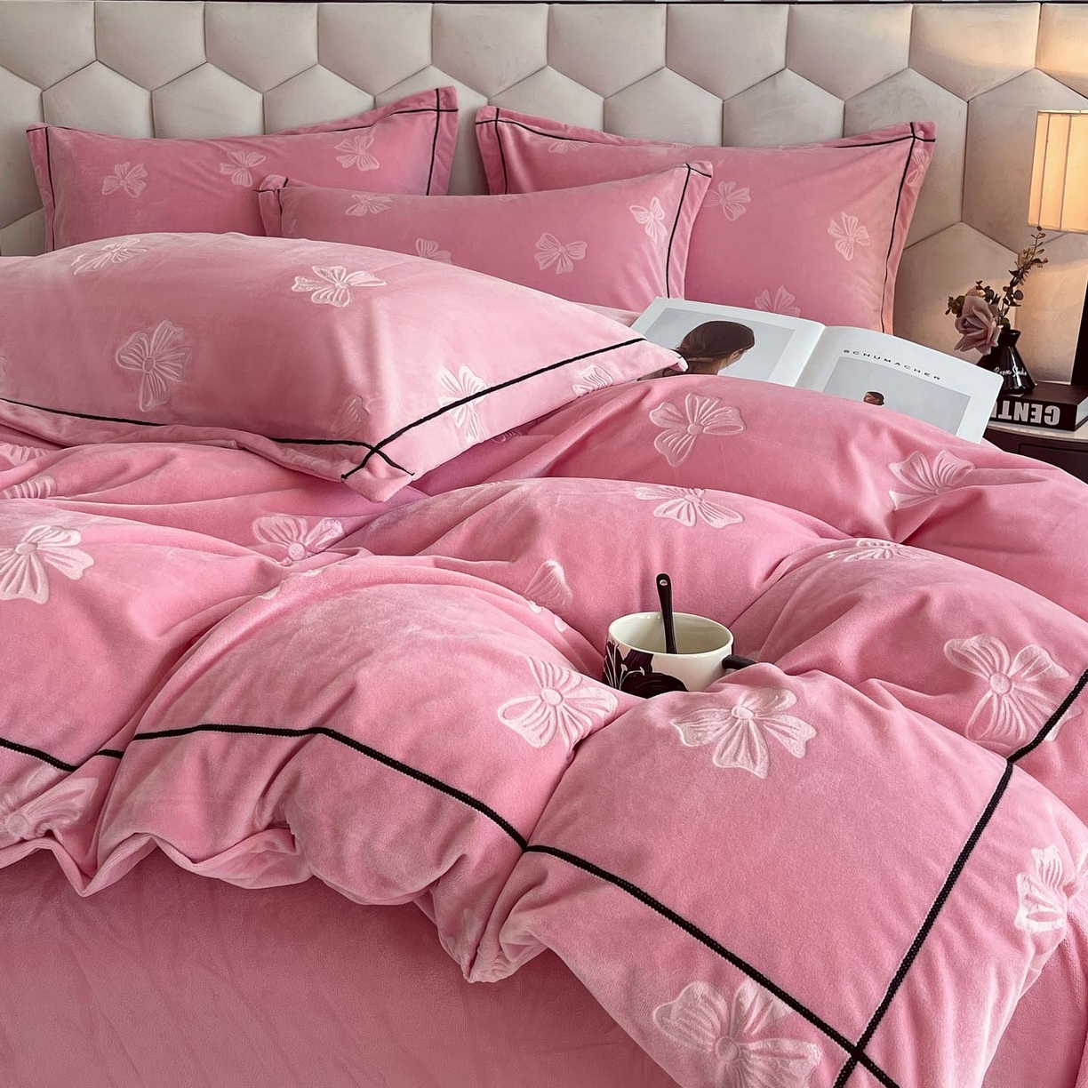 91家纺网 家纺一手货源 找家纺 慕希家纺 2025新款高克重牛奶绒雕花四件套-暮光花园 暮光花园-苏梅粉