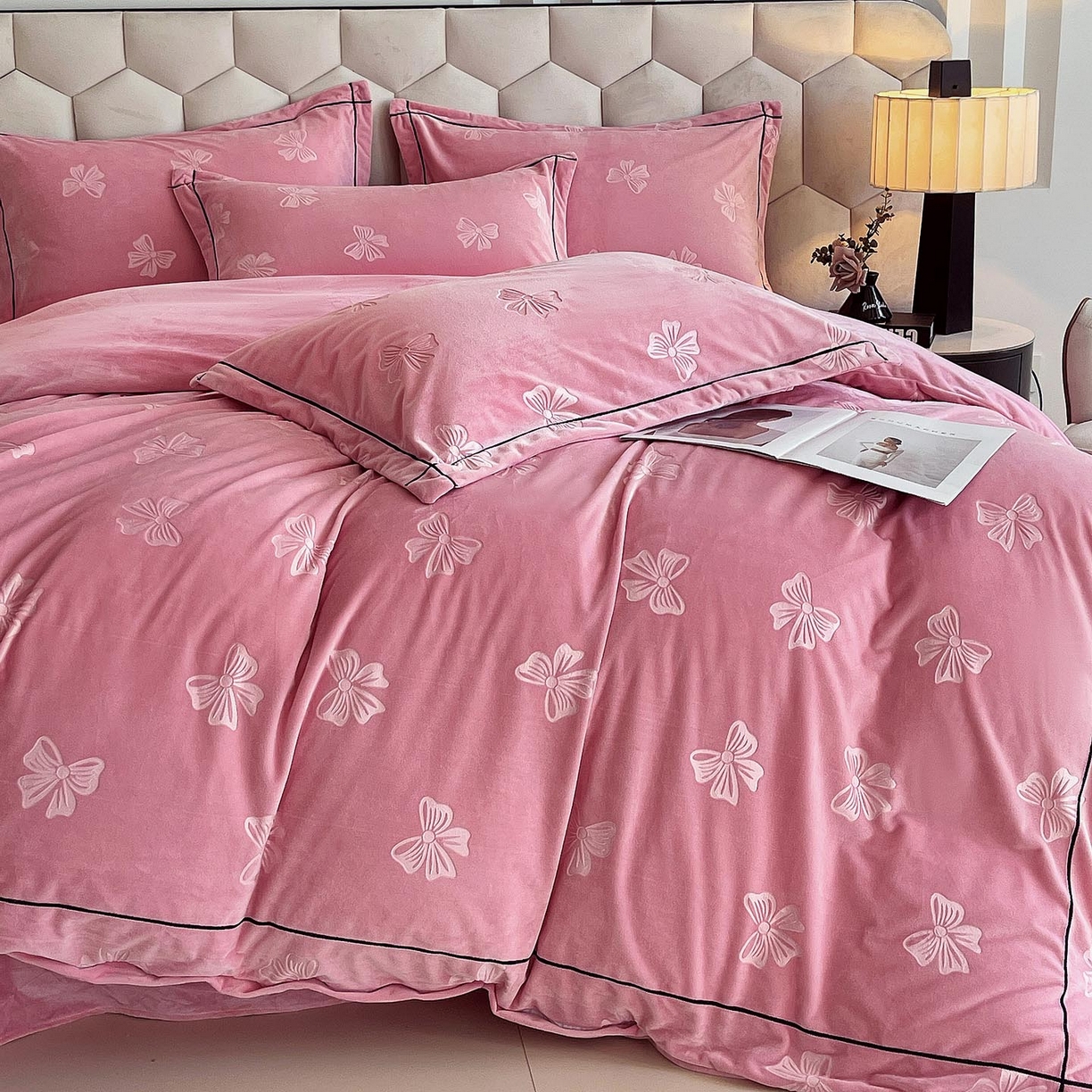 91家纺网 家纺一手货源 找家纺 慕希家纺 2025新款高克重牛奶绒雕花四件套-暮光花园 暮光花园-苏梅粉