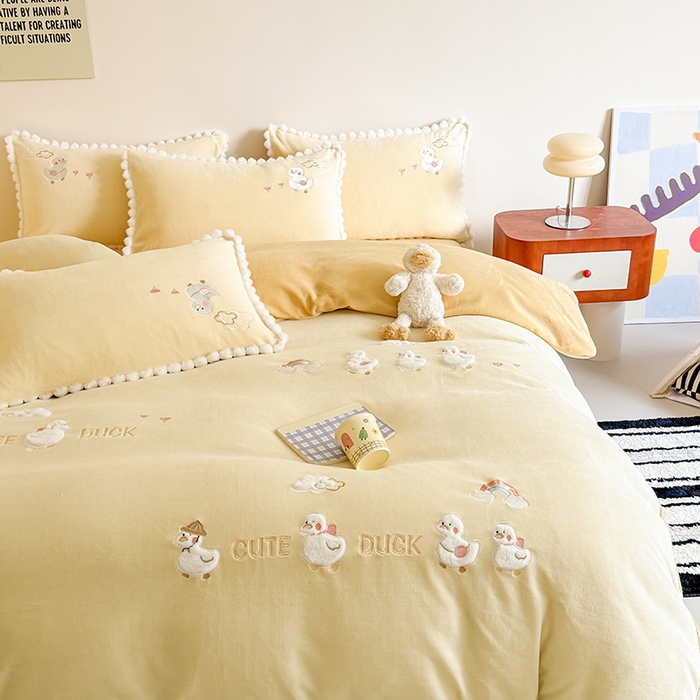 91家纺网 家纺一手货源 找家纺 （总）蜜柚 2025新款秋冬高克重全消光牛奶绒小清新卡通贴布四件套