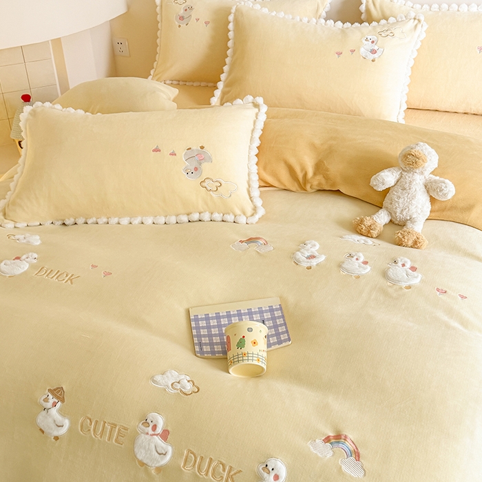 91家纺网 家纺一手货源 找家纺 （总）蜜柚 2025新款秋冬高克重全消光牛奶绒小清新卡通贴布四件套