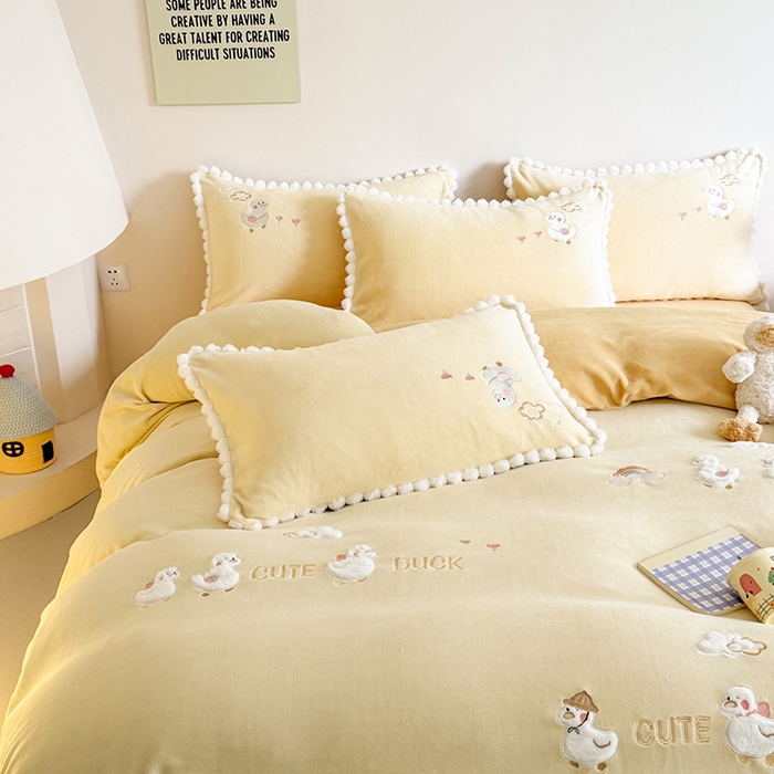 91家纺网 家纺一手货源 找家纺 （总）蜜柚 2025新款秋冬高克重全消光牛奶绒小清新卡通贴布四件套