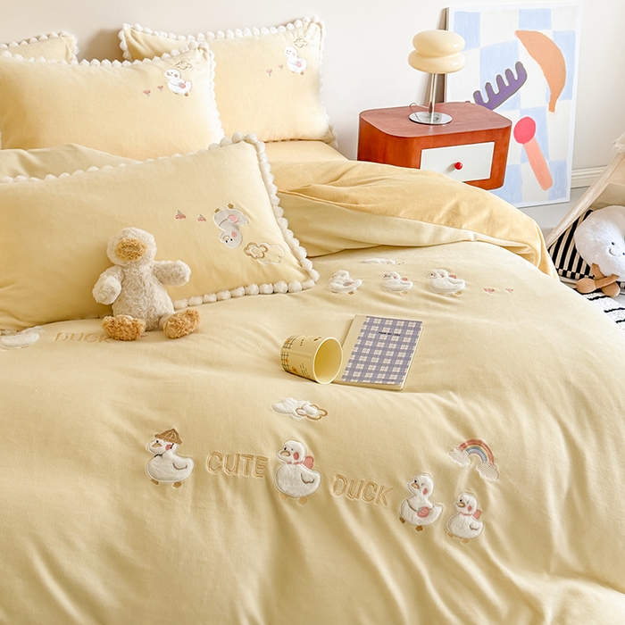 91家纺网 家纺一手货源 找家纺 （总）蜜柚 2025新款秋冬高克重全消光牛奶绒小清新卡通贴布四件套