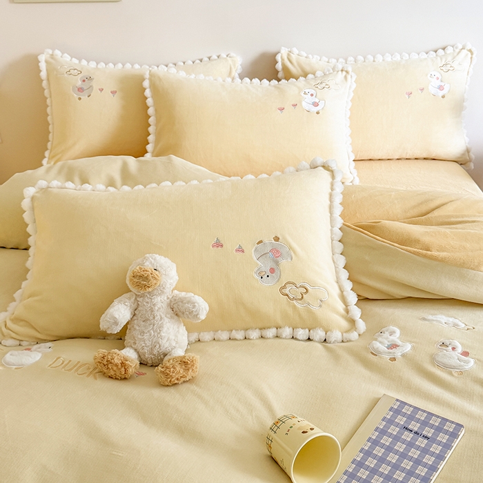 91家纺网 家纺一手货源 找家纺 （总）蜜柚 2025新款秋冬高克重全消光牛奶绒小清新卡通贴布四件套