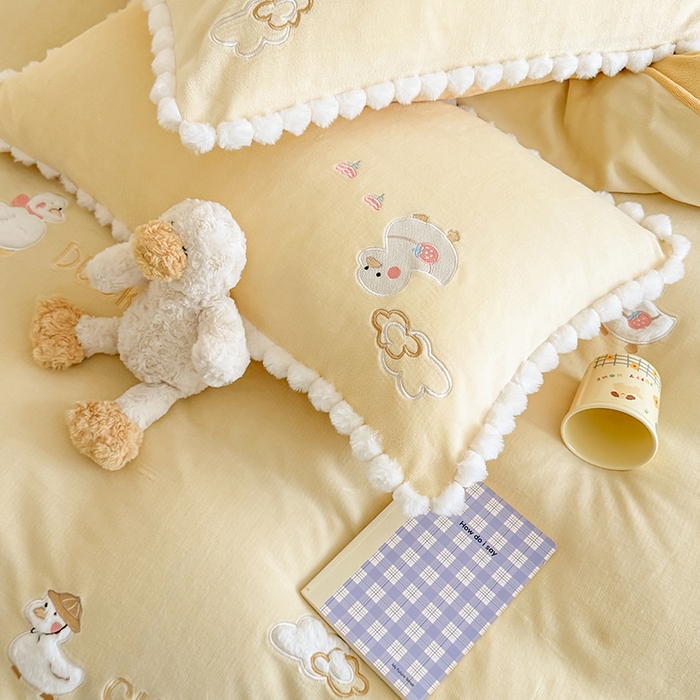 91家纺网 家纺一手货源 找家纺 （总）蜜柚 2025新款秋冬高克重全消光牛奶绒小清新卡通贴布四件套