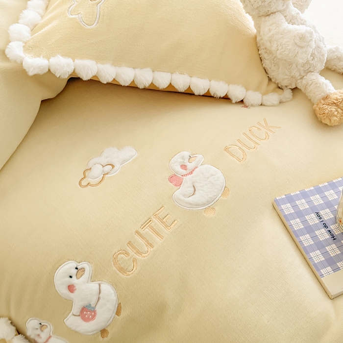 91家纺网 家纺一手货源 找家纺 （总）蜜柚 2025新款秋冬高克重全消光牛奶绒小清新卡通贴布四件套