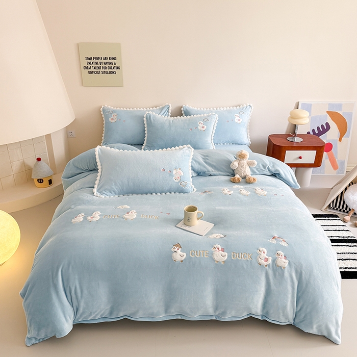 91家纺网 家纺一手货源 找家纺 （总）蜜柚 2025新款秋冬高克重全消光牛奶绒小清新卡通贴布四件套