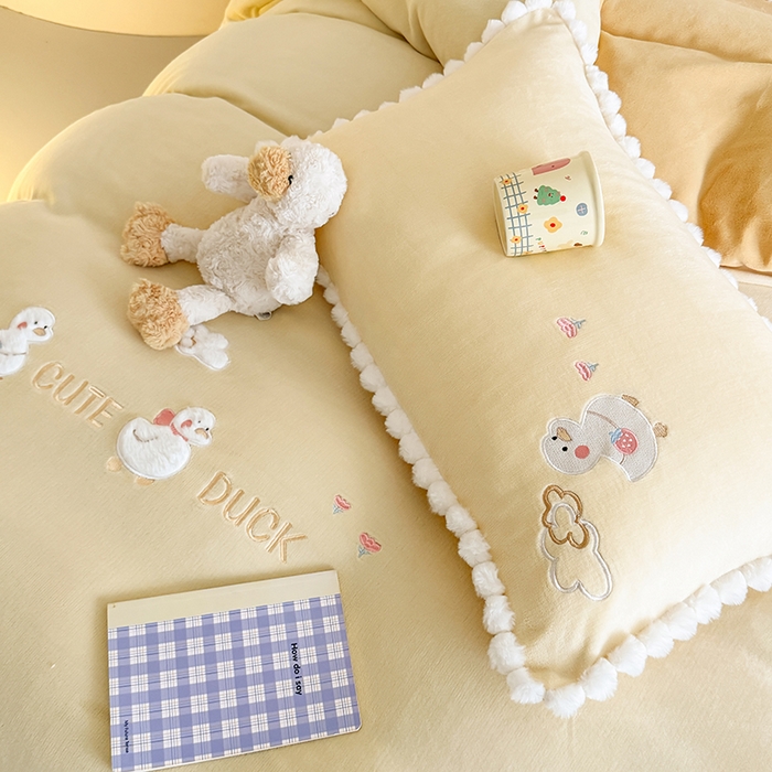 91家纺网 家纺一手货源 找家纺 蜜柚 2025新款秋冬高克重全消光牛奶绒小清新卡通贴布四件套 快乐鸭鸭-鹅黄