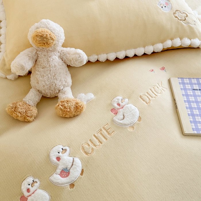 91家纺网 家纺一手货源 找家纺 蜜柚 2025新款秋冬高克重全消光牛奶绒小清新卡通贴布四件套 快乐鸭鸭-鹅黄