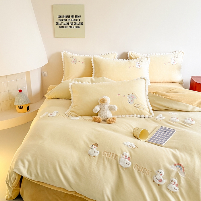 91家纺网 家纺一手货源 找家纺 蜜柚 2025新款秋冬高克重全消光牛奶绒小清新卡通贴布四件套 快乐鸭鸭-鹅黄