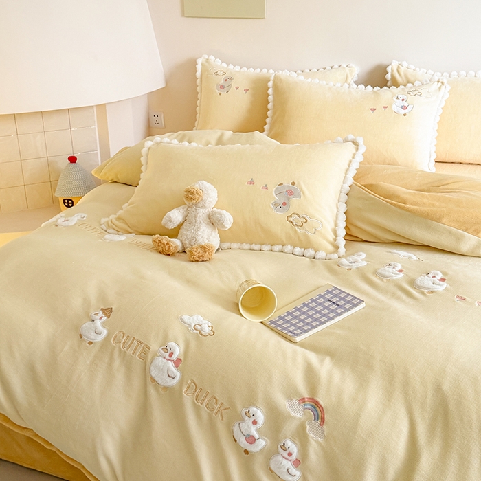 91家纺网 家纺一手货源 找家纺 蜜柚 2025新款秋冬高克重全消光牛奶绒小清新卡通贴布四件套 快乐鸭鸭-鹅黄