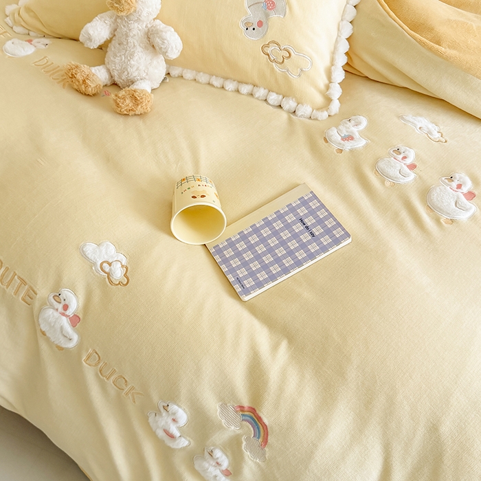 91家纺网 家纺一手货源 找家纺 蜜柚 2025新款秋冬高克重全消光牛奶绒小清新卡通贴布四件套 快乐鸭鸭-鹅黄
