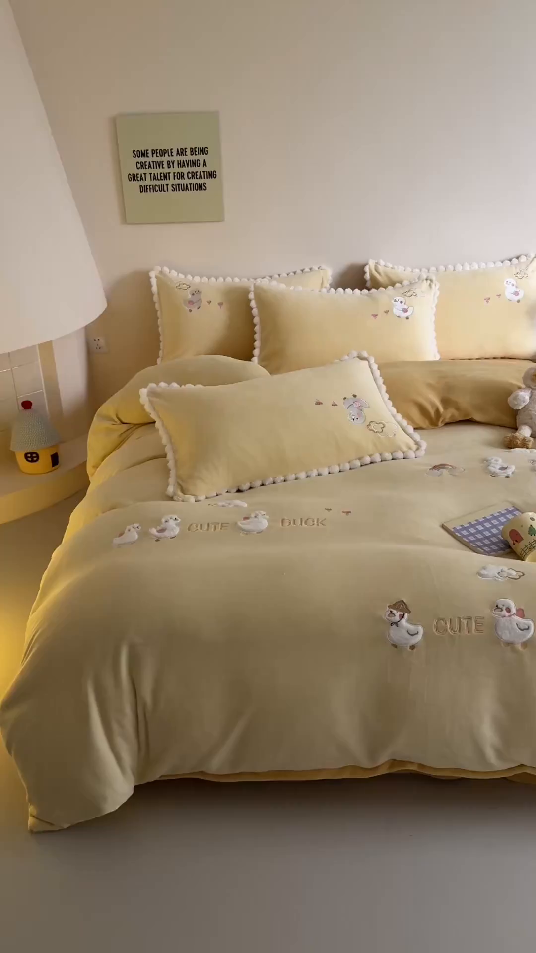 91家纺网 家纺一手货源 找家纺 蜜柚 2025新款秋冬高克重全消光牛奶绒小清新卡通贴布四件套 快乐鸭鸭-鹅黄
