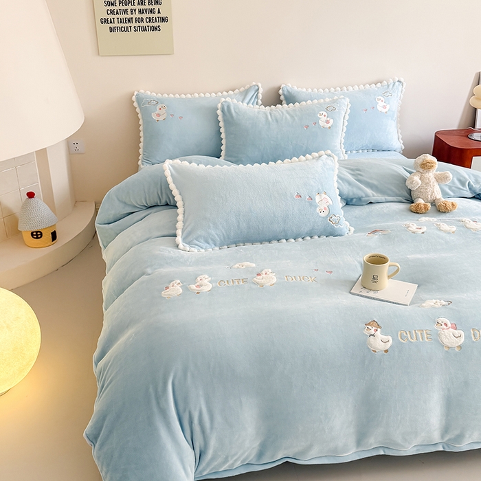 91家纺网 家纺一手货源 找家纺 蜜柚 2025新款秋冬高克重全消光牛奶绒小清新卡通贴布四件套 快乐鸭鸭-蓝