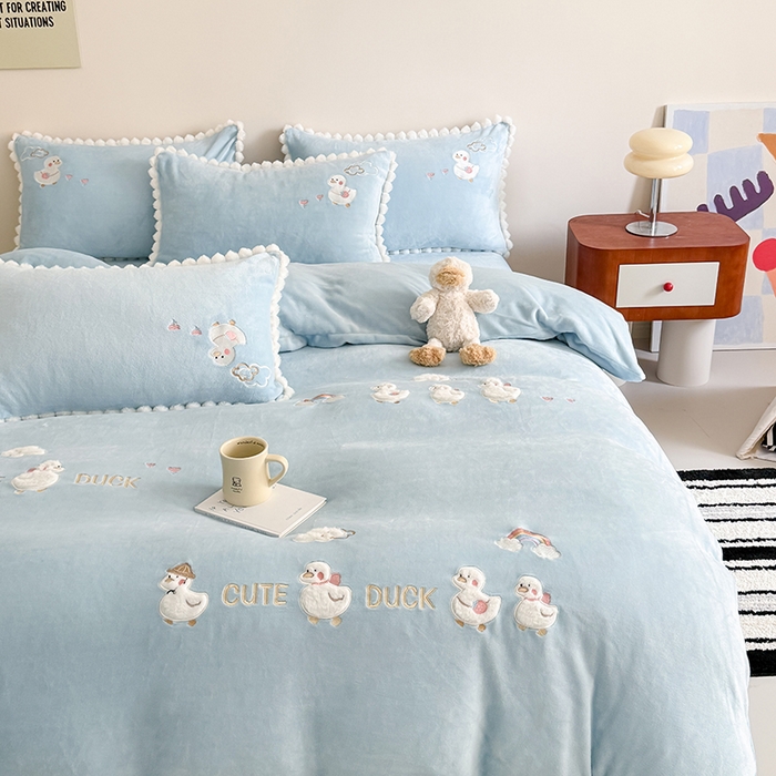 91家纺网 家纺一手货源 找家纺 蜜柚 2025新款秋冬高克重全消光牛奶绒小清新卡通贴布四件套 快乐鸭鸭-蓝