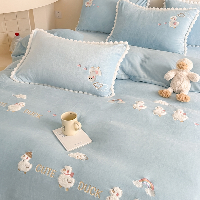 91家纺网 家纺一手货源 找家纺 蜜柚 2025新款秋冬高克重全消光牛奶绒小清新卡通贴布四件套 快乐鸭鸭-蓝