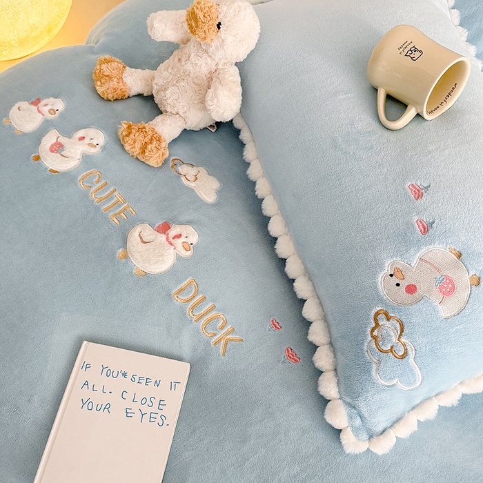 91家纺网 家纺一手货源 找家纺 蜜柚 2025新款秋冬高克重全消光牛奶绒小清新卡通贴布四件套 快乐鸭鸭-蓝