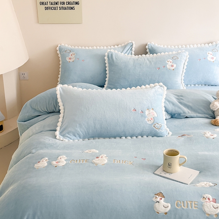 91家纺网 家纺一手货源 找家纺 蜜柚 2025新款秋冬高克重全消光牛奶绒小清新卡通贴布四件套 快乐鸭鸭-蓝