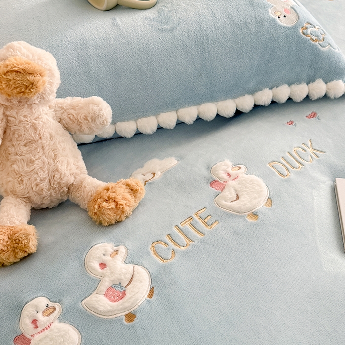 91家纺网 家纺一手货源 找家纺 蜜柚 2025新款秋冬高克重全消光牛奶绒小清新卡通贴布四件套 快乐鸭鸭-蓝