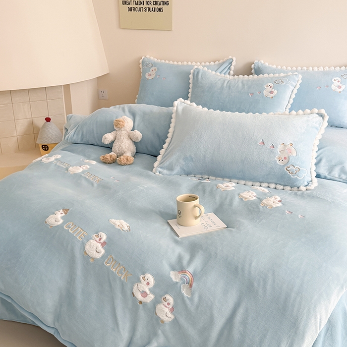 91家纺网 家纺一手货源 找家纺 蜜柚 2025新款秋冬高克重全消光牛奶绒小清新卡通贴布四件套 快乐鸭鸭-蓝