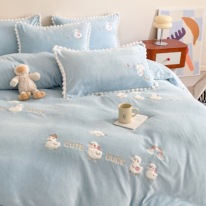 91家纺网 家纺一手货源 找家纺 蜜柚 2025新款秋冬高克重全消光牛奶绒小清新卡通贴布四件套 快乐鸭鸭-蓝