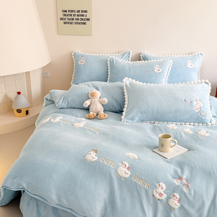 91家纺网 家纺一手货源 找家纺 蜜柚 2025新款秋冬高克重全消光牛奶绒小清新卡通贴布四件套 快乐鸭鸭-蓝