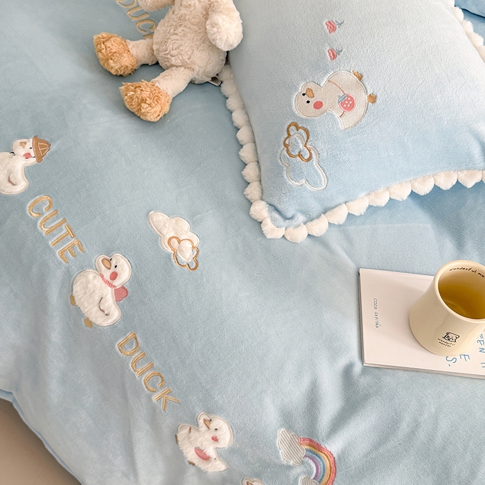 91家纺网 家纺一手货源 找家纺 蜜柚 2025新款秋冬高克重全消光牛奶绒小清新卡通贴布四件套 快乐鸭鸭-蓝