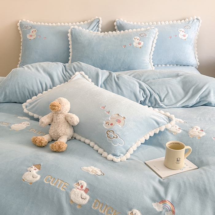 91家纺网 家纺一手货源 找家纺 蜜柚 2025新款秋冬高克重全消光牛奶绒小清新卡通贴布四件套 快乐鸭鸭-蓝