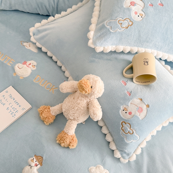 91家纺网 家纺一手货源 找家纺 蜜柚 2025新款秋冬高克重全消光牛奶绒小清新卡通贴布四件套 快乐鸭鸭-蓝