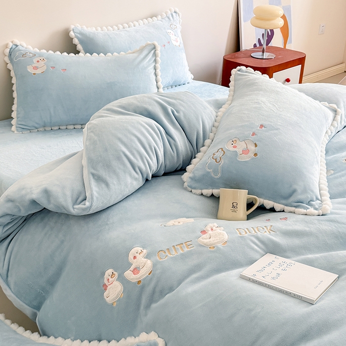91家纺网 家纺一手货源 找家纺 蜜柚 2025新款秋冬高克重全消光牛奶绒小清新卡通贴布四件套 快乐鸭鸭-蓝