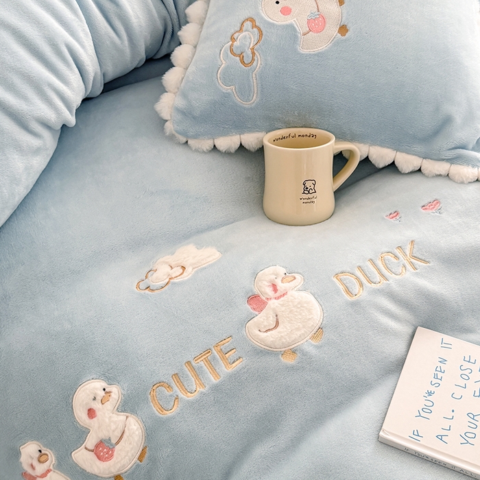 91家纺网 家纺一手货源 找家纺 蜜柚 2025新款秋冬高克重全消光牛奶绒小清新卡通贴布四件套 快乐鸭鸭-蓝