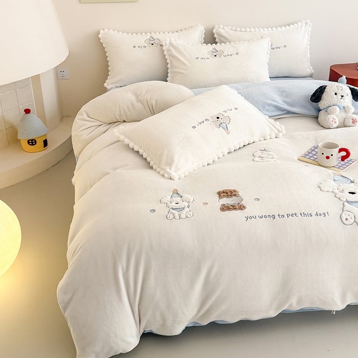 91家纺网 家纺一手货源 找家纺 蜜柚 2025新款秋冬高克重全消光牛奶绒小清新卡通贴布四件套 泡芙狗狗-白