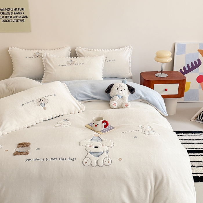 91家纺网 家纺一手货源 找家纺 蜜柚 2025新款秋冬高克重全消光牛奶绒小清新卡通贴布四件套 泡芙狗狗-白