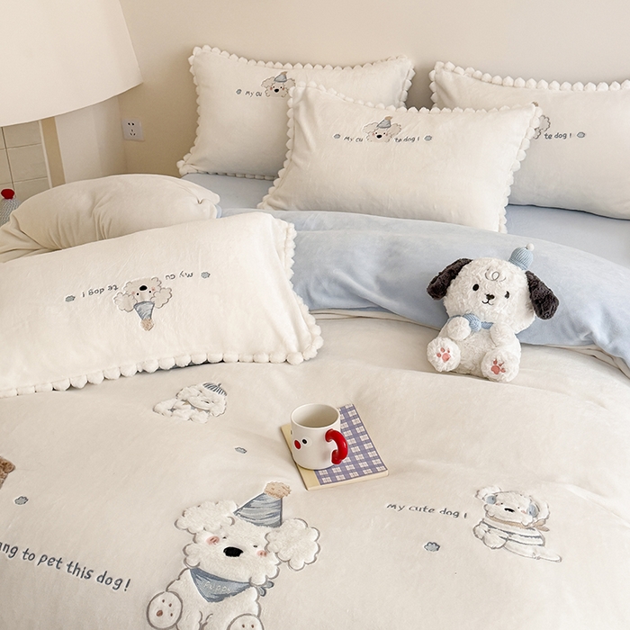 91家纺网 家纺一手货源 找家纺 蜜柚 2025新款秋冬高克重全消光牛奶绒小清新卡通贴布四件套 泡芙狗狗-白