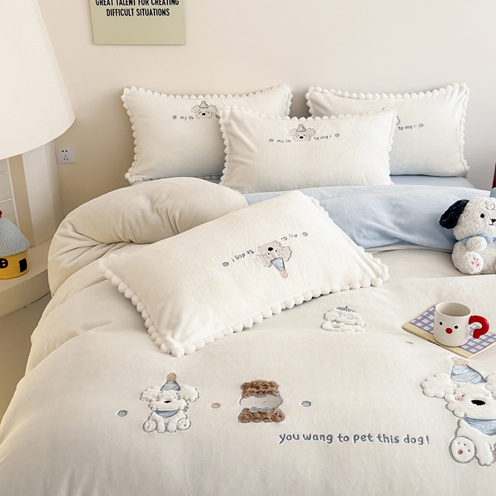 91家纺网 家纺一手货源 找家纺 蜜柚 2025新款秋冬高克重全消光牛奶绒小清新卡通贴布四件套 泡芙狗狗-白