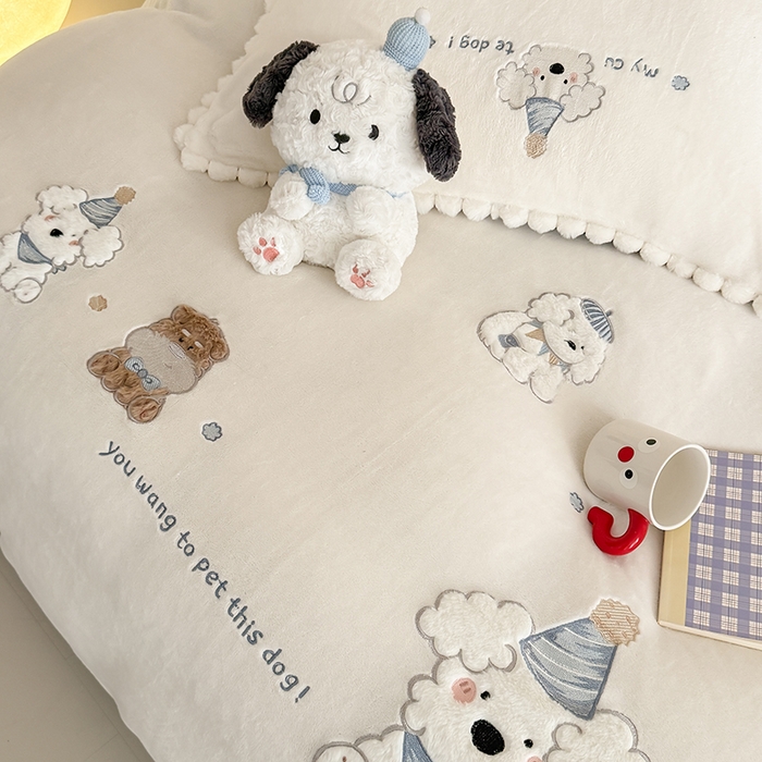 91家纺网 家纺一手货源 找家纺 蜜柚 2025新款秋冬高克重全消光牛奶绒小清新卡通贴布四件套 泡芙狗狗-白