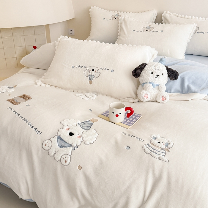 91家纺网 家纺一手货源 找家纺 蜜柚 2025新款秋冬高克重全消光牛奶绒小清新卡通贴布四件套 泡芙狗狗-白