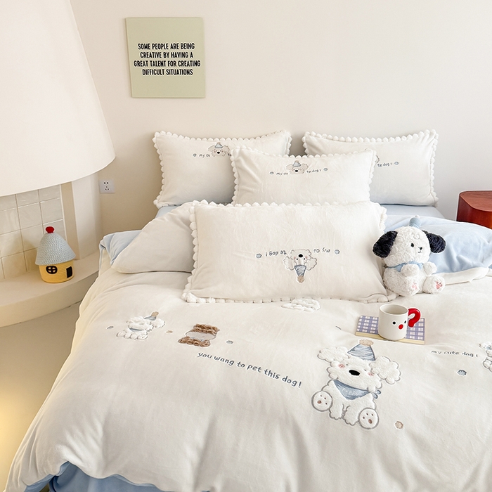 91家纺网 家纺一手货源 找家纺 蜜柚 2025新款秋冬高克重全消光牛奶绒小清新卡通贴布四件套 泡芙狗狗-白