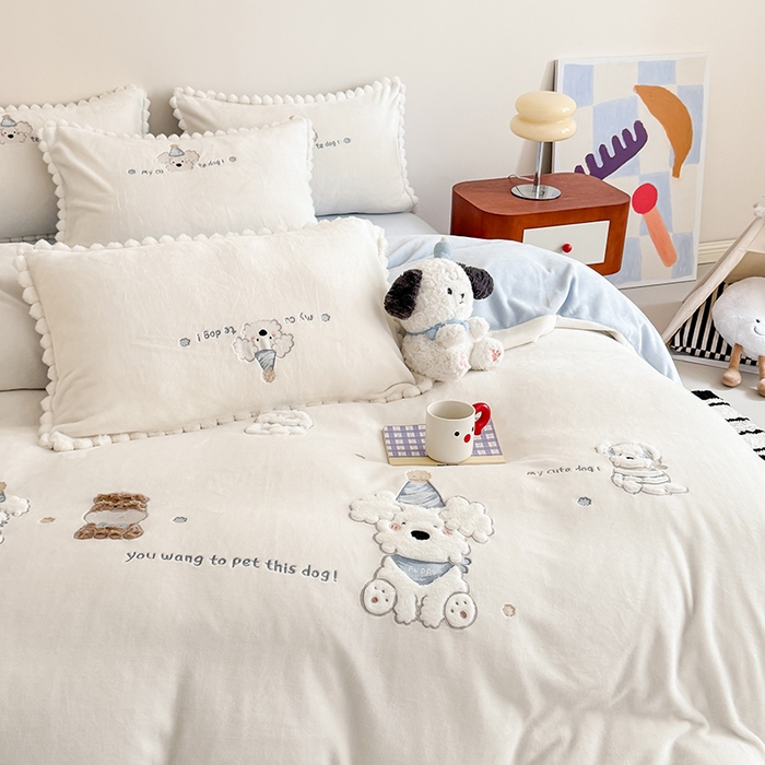 91家纺网 家纺一手货源 找家纺 蜜柚 2025新款秋冬高克重全消光牛奶绒小清新卡通贴布四件套 泡芙狗狗-白