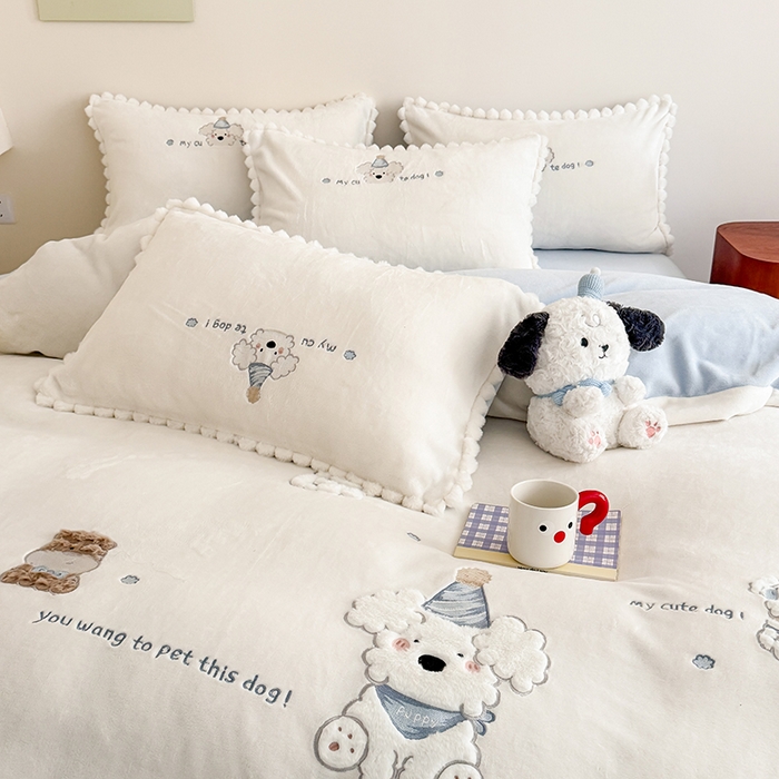91家纺网 家纺一手货源 找家纺 蜜柚 2025新款秋冬高克重全消光牛奶绒小清新卡通贴布四件套 泡芙狗狗-白